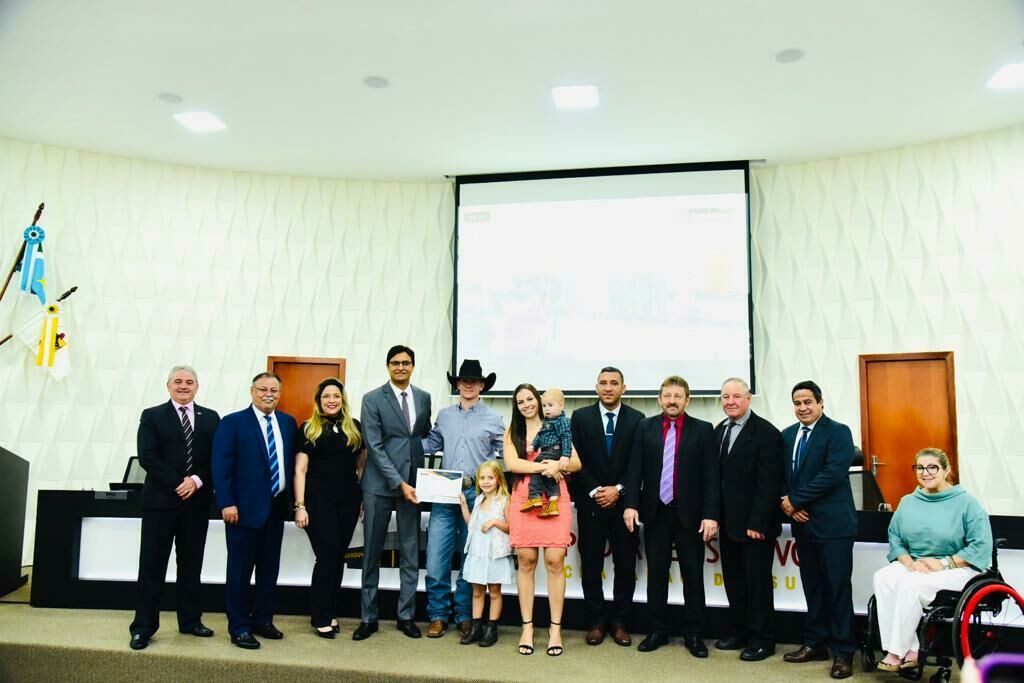 Imagem de compartilhamento para o artigo Vereadores prestam homenagens para Peão de Rodeio e médico em Chapadão do Sul  da MS Todo dia